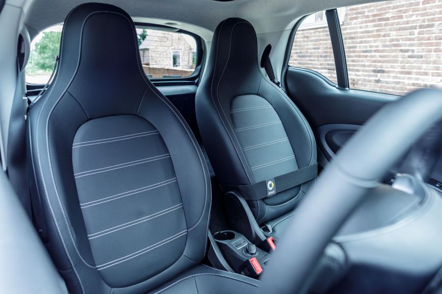 Интерьер Smart ForTwo Prime Coupe Clectric Drive (C453) 2017 года  (UK) (фото 11 из 32)